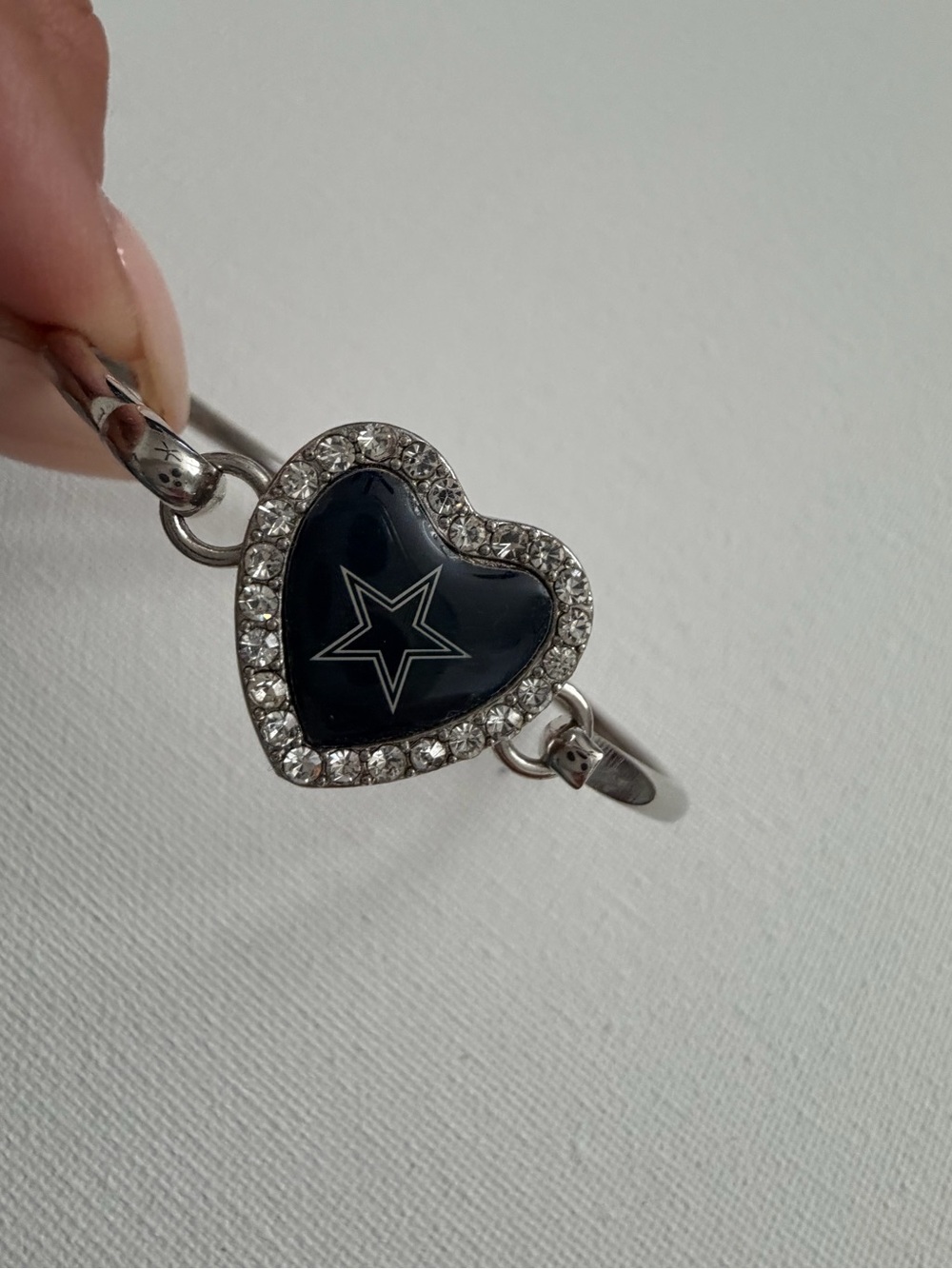 DALLAS COWBOYS Silver-Tone Heart Charm Bracelet with Navy Star Accent
